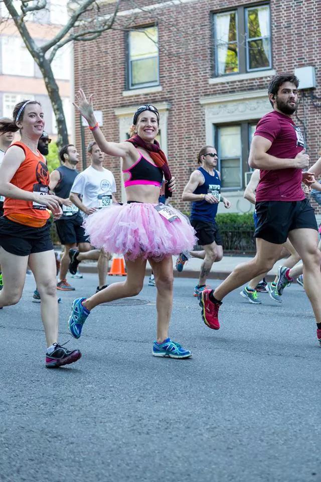 Picture by Ben Ko- thanks BEN!! Still had my start turtleneck as a scarf on the first half mile, just because even if it doesn't match, i need to make a fashion statement!!!!!